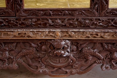 Une vitrine en forme de pagode en bois sculpt&eacute;, Chine, vers 1900