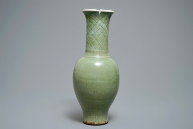 Een grote Chinese Longquan celadon vaas met onderglazuur decor, Song of Ming