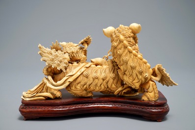 Un groupe en ivoire sculpt&eacute; figurant des lions bouddhistes, Chine, 19/20&egrave;me