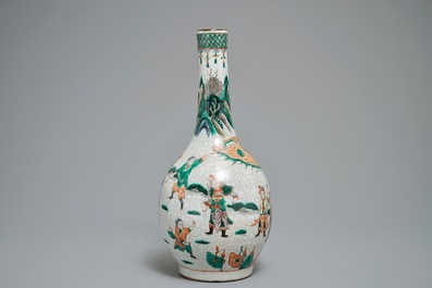 Un vase de forme bouteille en porcelaine de Chine famille verte sur fond craquel&eacute;, 19/20&egrave;me