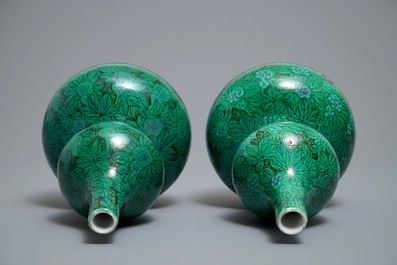 A pair of Chinese double gourd green-ground vases with squash fruit and vines, Republic, 20th C.