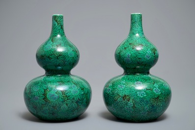 A pair of Chinese double gourd green-ground vases with squash fruit and vines, Republic, 20th C.