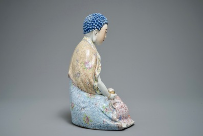Une grande figure de Bouddha Shakyamuni en porcelaine de Chine famille rose, 19/20&egrave;me