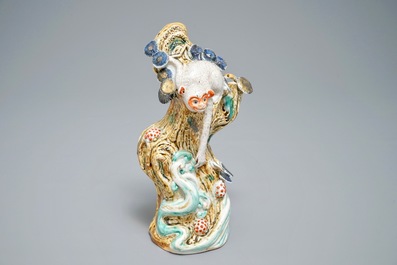 Un vase d'applique en porcelaine Arita de Japon &agrave; d&eacute;cor d'un singe, Edo, 17/18&egrave;me