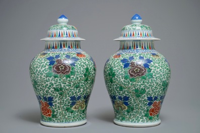 A pair of Chinese wucai vases and covers, Chenghua mark, 19/20th C.