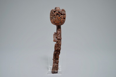 Un sceptre ruyi en bois sculpt&eacute;, Chine, 19/20&egrave;me