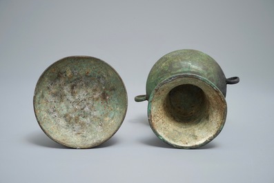 Une vasque couverte du type 'dou' en bronze, Chine, &eacute;poque des Royaumes Combattants ou apr&egrave;s