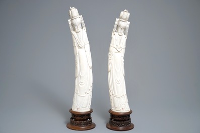 Une paire de grandes figures de femmes en ivoire sculpt&eacute;, Chine, 19&egrave;me