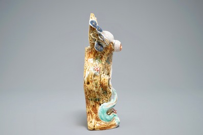 Un vase d'applique en porcelaine Arita de Japon &agrave; d&eacute;cor d'un singe, Edo, 17/18&egrave;me
