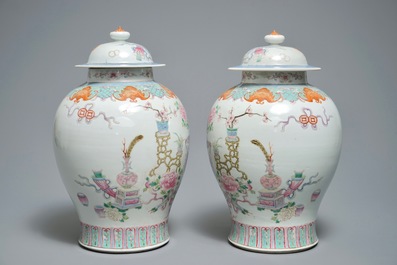 Een paar Chinese famille rose dekselvazen met decor van kostbaarheden, 19e eeuw