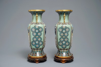Une paire de vases en &eacute;maux cloisonn&eacute;s et dor&eacute;s sur socles en bois, Chine, 1&egrave;re moiti&eacute; du 20&egrave;me