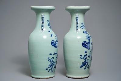 Een paar Chinese vazen met blauwwit decor van kostbaarheden op celadon fond, 19e eeuw