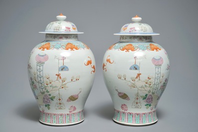 Een paar Chinese famille rose dekselvazen met decor van kostbaarheden, 19e eeuw