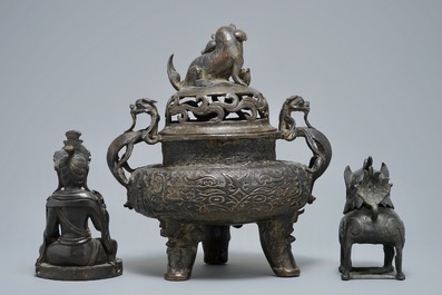 Deux br&ucirc;le-parfums et un mod&egrave;le de Bouddha Shakyamuni en bronze, Ming et apr&egrave;s