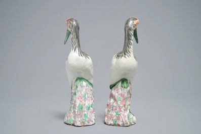Een paar Chinese famille rose modellen van kraanvogels, Qianlong