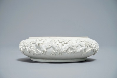 Un lave-pinceaux en biscuit &agrave; d&eacute;cor en relief, marque de Wang Bin Rong, 19/20&egrave;me