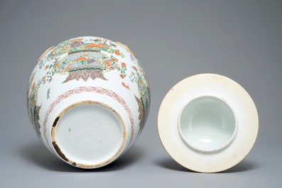 Une garniture de trois vases en porcelaine de style famille verte, Samson, Paris, 19&egrave;me