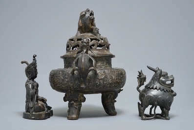 Twee Chinese bronzen wierookbranders en een figuur van Boeddha Shakyamuni, Ming en later