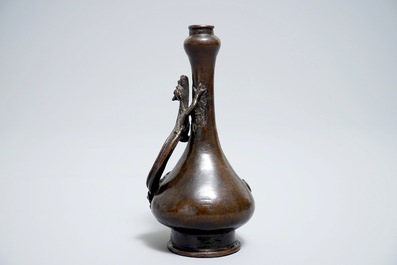 Een Chinese bronzen flesvormige vaas met een chilong, Ming/Qing, 17e eeuw