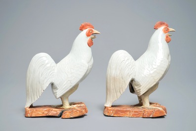 A pair of Japanese Arita models of roosters, Edo, 17th C.