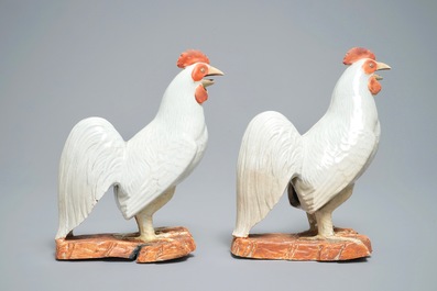 Une paire de mod&egrave;les de coqs en porcelaine Arita de Japon, Edo, 17&egrave;me