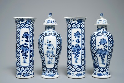 Une garniture de quatre vases en porcelaine de Chine bleu et blanc, marque de Kangxi, 19&egrave;me