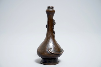 Een Chinese bronzen flesvormige vaas met een chilong, Ming/Qing, 17e eeuw