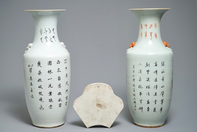 Twee Chinese qianjiang cai vazen en een wandhouder voor stokjes, 19/20e eeuw