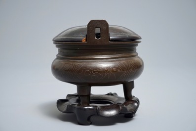 Een Chinese met zilver ingelegde bronzen wierookbrander, 19e eeuw