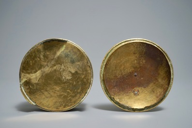 A round Chinese gilt copper-alloy box and cover with floral design, 18/19th C.