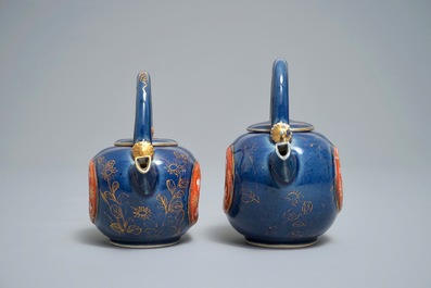 Deux th&eacute;i&egrave;res en porcelaine Imari de Japon &agrave; fond bleu poudr&eacute;, Edo, 17/18&egrave;me