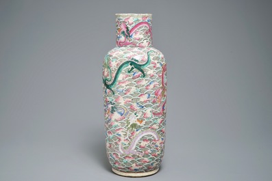 Un vase en porcelaine de Chine famille rose &agrave; d&eacute;cor de dragons, 19&egrave;me
