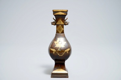 Un vase en bronze partiellement dor&eacute; &agrave; d&eacute;cor floral, Chine, 17/18&egrave;me
