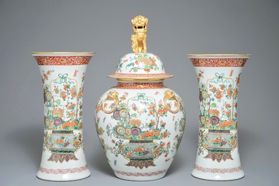 19世纪 五彩花卉瓷瓶 三件