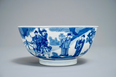 Een Chinese blauwwitte kom met figuratief decor rondom, Chenghua merk, Kangxi