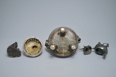 Deux br&ucirc;le-parfums et un mod&egrave;le de Bouddha Shakyamuni en bronze, Ming et apr&egrave;s