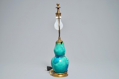 Een Chinese turquoise drietuitige vaas met brons als lamp gemonteerd, 19e eeuw