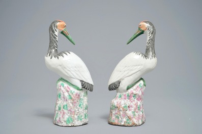 Een paar Chinese famille rose modellen van kraanvogels, Qianlong