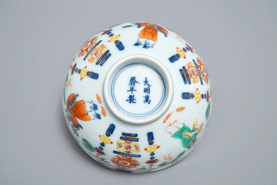 A Chinese wucai bowl with figurative design, Wanli mark, 19/20th C.