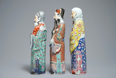 Un ensemble de trois figures d'Immortels en porcelaine de Chine famille rose, 19/20&egrave;me