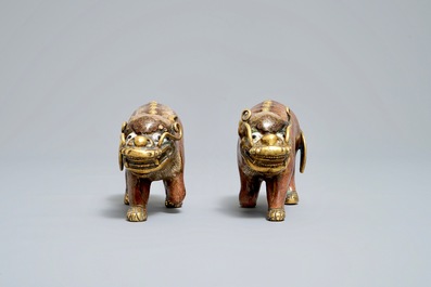 Een paar Chinese modellen van qilins in cloisonn&eacute; en verguld brons, Qianlong