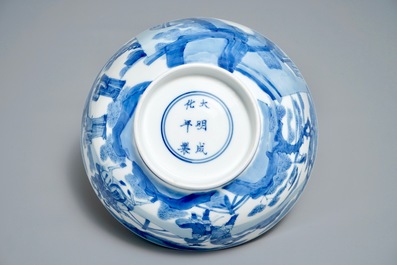Een Chinese blauwwitte kom met figuratief decor rondom, Chenghua merk, Kangxi