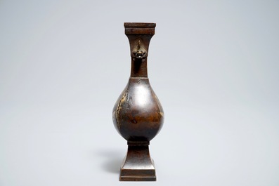 Een Chinese deels vergulde bronzen vaas met floraal decor, 17/18e eeuw