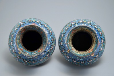 Une paire de grands vases en &eacute;maux cloisonn&eacute;s, Chine, 19&egrave;me