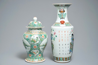Twee Chinese famille rose en verte vazen, 19/20e eeuw