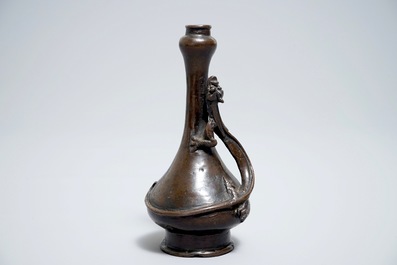 Un vase de forme bouteille en bronze d&eacute;cor&eacute; d&rsquo;un qilong, Ming/Qing, 17&egrave;me