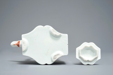 Une th&eacute;i&egrave;re couverte en porcelaine de Chine famille verte, Kangxi