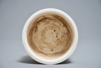 Un br&ucirc;le-parfum de forme cylindrique en porcelaine blanc de Chine de Dehua, 19/20&egrave;me