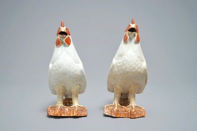 Een paar Japanse Arita modellen van hanen, Edo, 17e eeuw