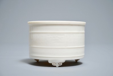 A Chinese cylindrical blanc de Chine Dehua censer on ruyi feet, 19/20th C.